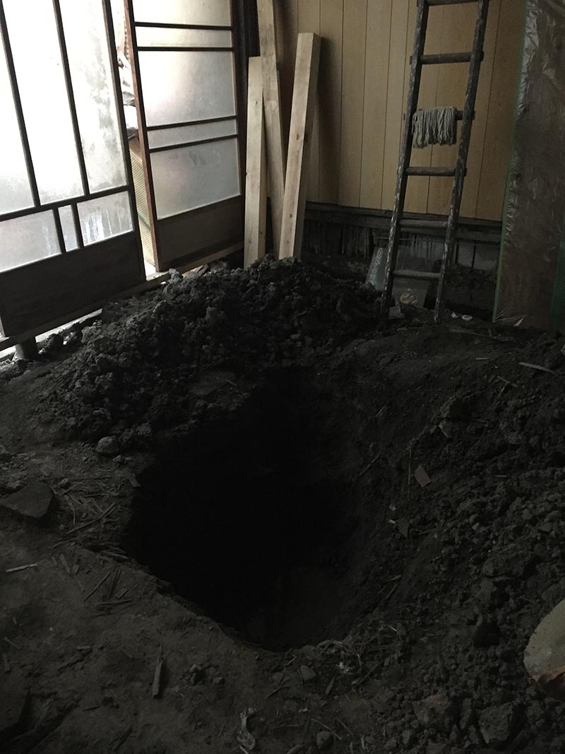 The hole that Hyslom built, at the Hyslom Art Center in Kyoto | Photo – Stuart Munro